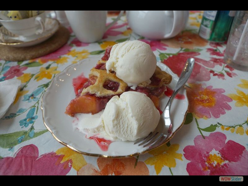 Excellent Strawberry Rhubarb Pie